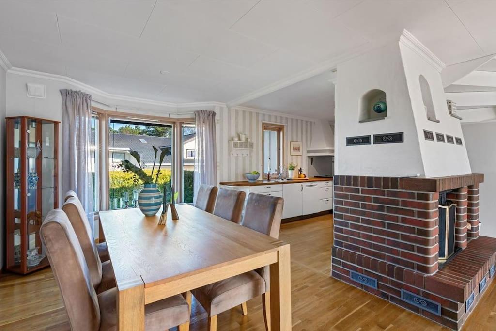 Large Home In Sola Tananger Exterior photo