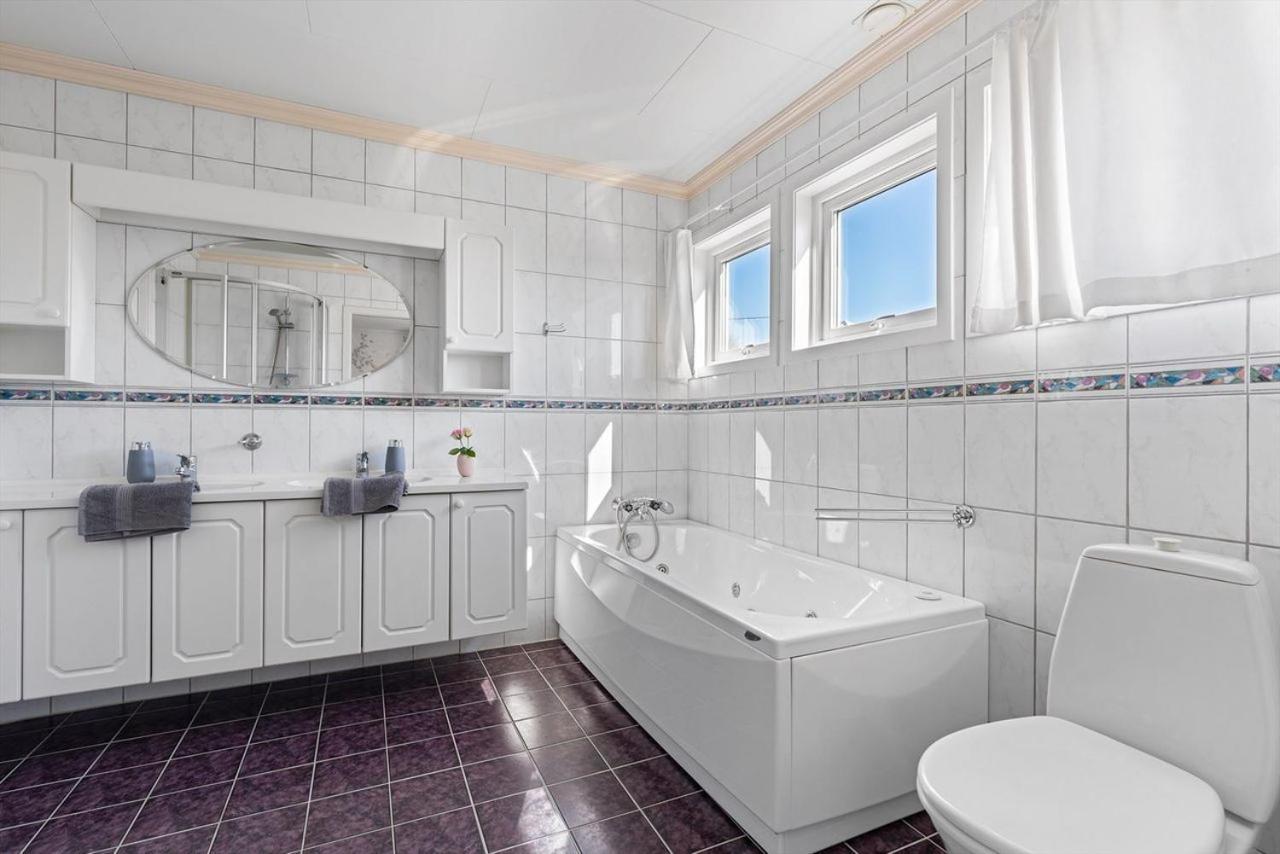 Large Home In Sola Tananger Exterior photo